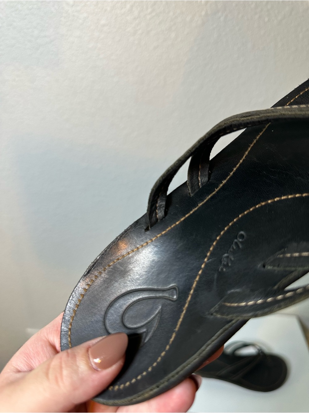 OluKai // Women’s Black Leather Flip Flop Thong Sandals - Picture 4 of 5